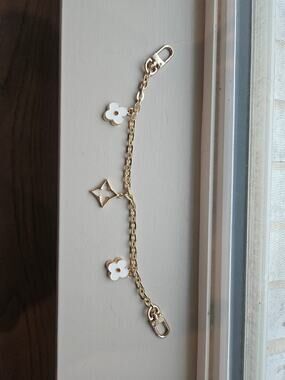 Unbranded fashion bag charm in gold with flowers and diamond shape charm